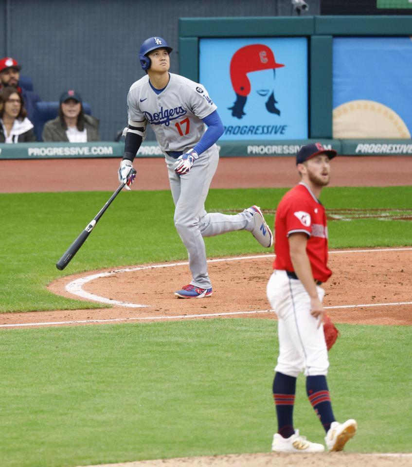 　４回、３試合連続本塁打となる20号２ランを放つ大谷（共同）