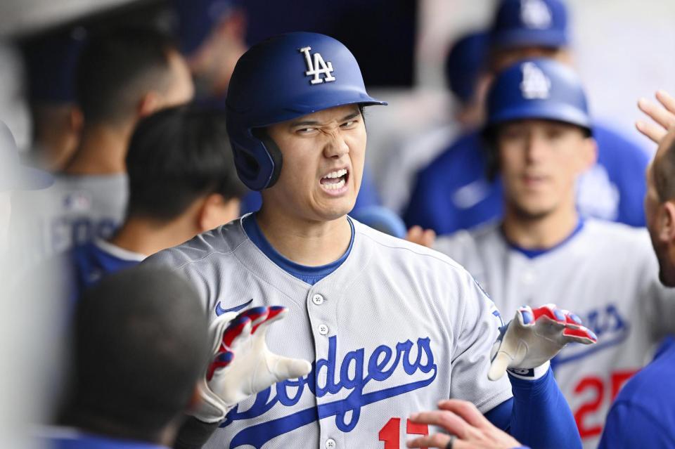 　４回、20号２ランを放ちベンチで喜ぶ大谷（ゲッティ＝共同）