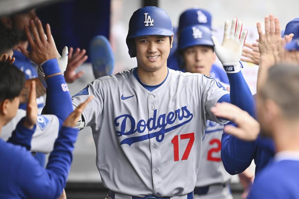 　４回、20号２ランを放ちベンチで喜ぶ大谷（ゲッティ＝共同）