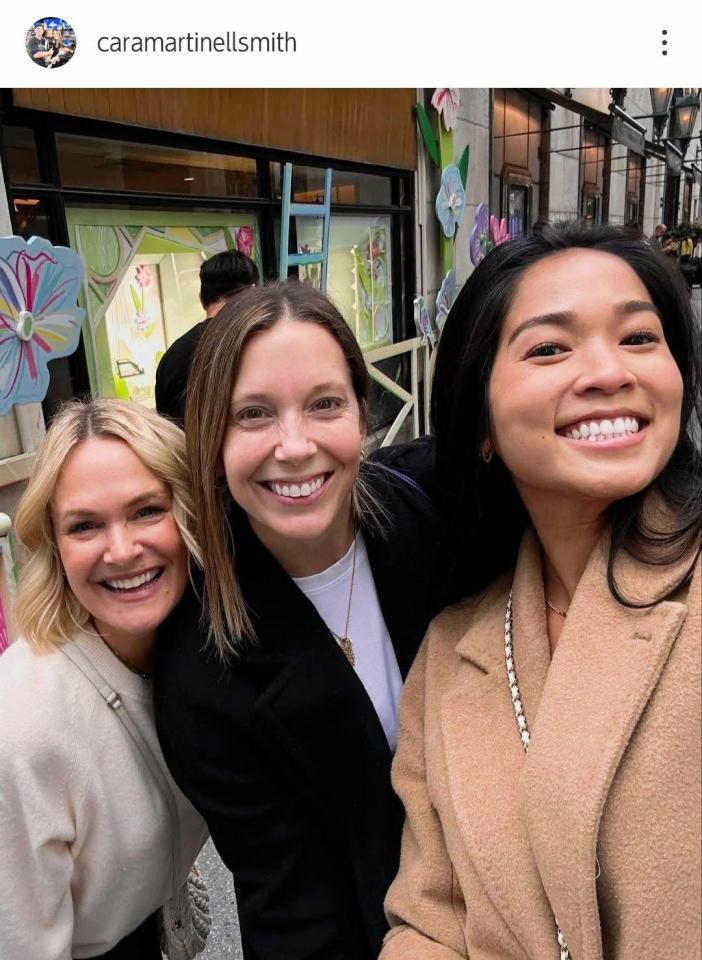　左からトリシアさん、カラさん、クリステンさん。カラさんのインスタグラム（ｃａｒａｍａｒｔｉｎｅｌｌｓｍｉｔｈ）より