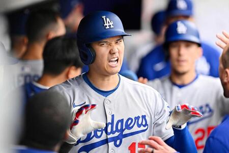 　４回、生還しベンチで喜ぶドジャース・大谷（ゲッティ＝共同）
