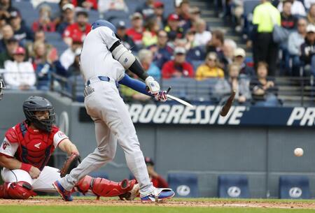 　３回、バットを折られ二ゴロに倒れるドジャース・大谷（共同）