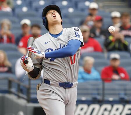 　１回、自打球を当てたドジャース・大谷（共同）