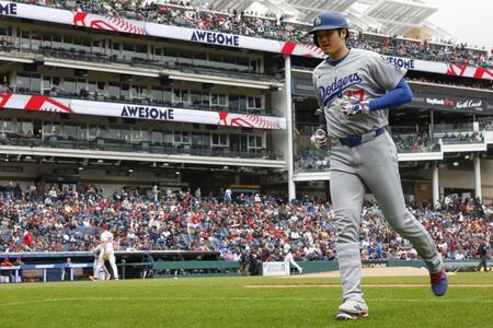 　５回、左飛に倒れベンチに戻るドジャース・大谷（共同）