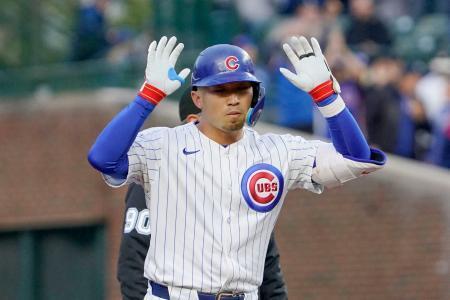 　ロッキーズ戦の１回、先制の適時二塁打を放ちポーズをとるカブス・鈴木＝シカゴ（イマジンイメージズ・ロイター＝共同）