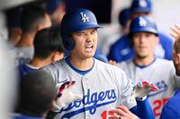 　４回、生還しベンチで喜ぶドジャース・大谷（ゲッティ＝共同）
