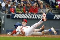 　７回、相手投手の暴投でドジャースの三走のＫ・ヘルナンデス（奥）が生還（共同）