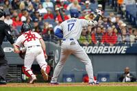 　７回、相手投手の暴投で三走を本塁に呼び込むドジャース・大谷（共同）