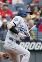 　３回、バットを折られ二ゴロに倒れるドジャース・大谷（共同）