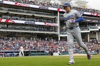 　５回、左飛に倒れベンチに戻るドジャース・大谷（共同）