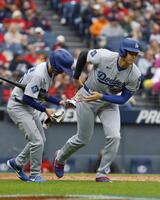 　７回、四球を選び一塁に向かうドジャース・大谷（共同）