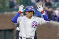 　１回、先制の適時二塁打を放ちポーズをとるカブス・鈴木（イマジンイメージズ・ロイター＝共同）