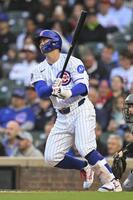 　１回、先制の適時二塁打を放つカブス・鈴木（ゲッティ＝共同）