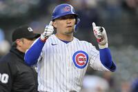 　１回、先制の適時二塁打を放ちポーズをとるカブス・鈴木（ゲッティ＝共同）