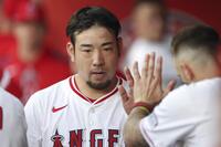 　２回を投げ終え、チームメートとタッチを交わすエンゼルス・菊池（共同）