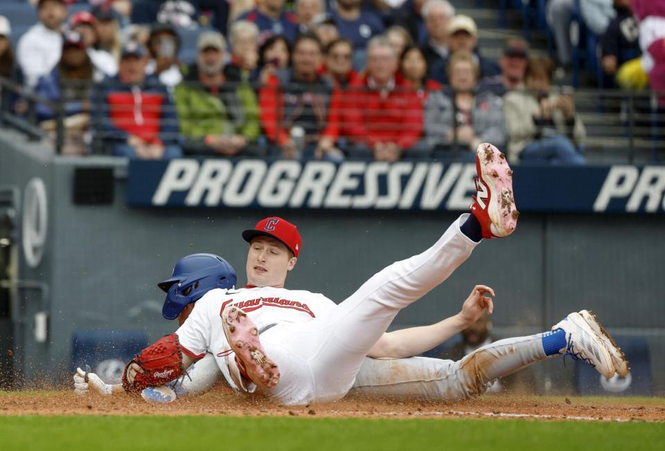 　７回、相手投手の暴投でドジャースの三走のＫ・ヘルナンデス（奥）が生還（共同）