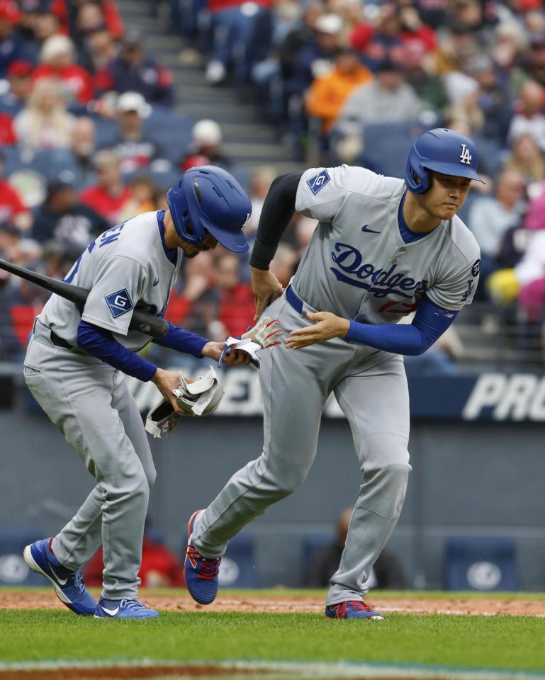 　７回、四球を選び一塁に向かうドジャース・大谷（共同）