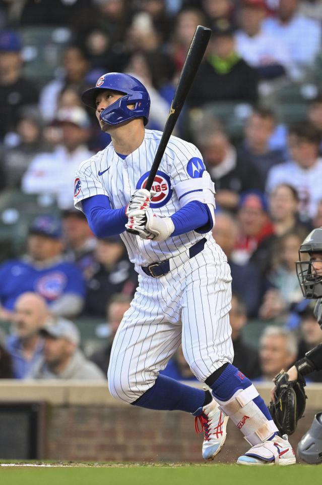 　１回、先制の適時二塁打を放つカブス・鈴木（ゲッティ＝共同）