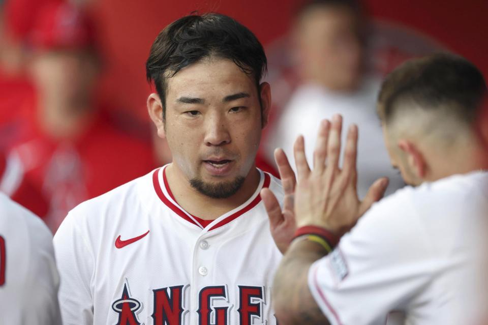 　２回を投げ終え、チームメートとタッチを交わすエンゼルス・菊池（共同）