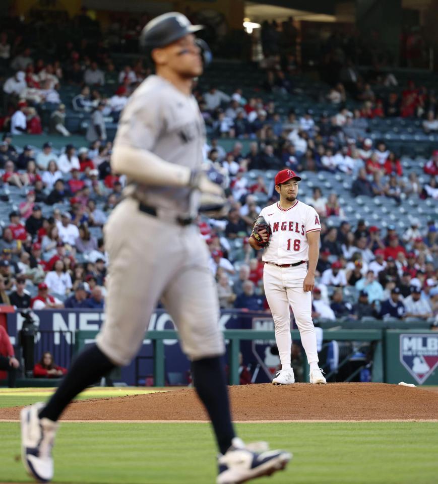 　１回、マウンドで顔をしかめるエンゼルス・菊池。手前は申告敬遠で出塁するジャッジ（共同）