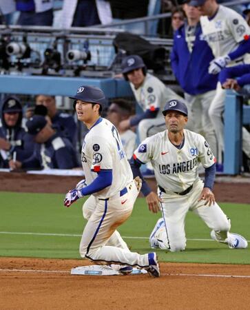 　大谷（左）とエベルコーチ