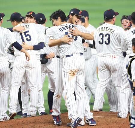 　ＷＢＣで世界一になり抱き合うダルビッシュ有（奥）、大谷翔平＝２０２３年３月２２日