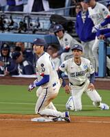 　大谷（左）とエベルコーチ