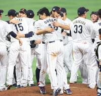 　ＷＢＣで世界一になり抱き合うダルビッシュ有（奥）、大谷翔平＝２０２３年３月２２日