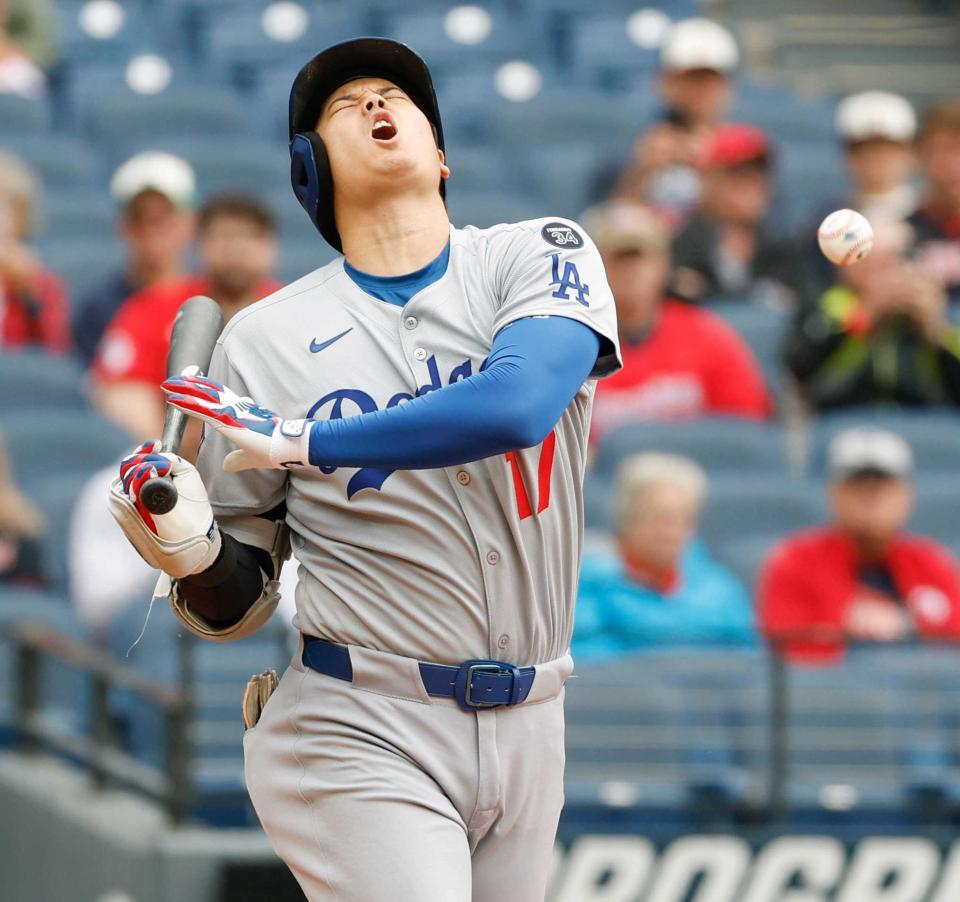 　１回、自打球を当てたドジャース・大谷（共同）