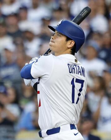 　１回、先頭打者本塁打を放つ大谷（共同）