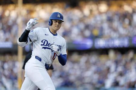 　１回、先頭打者本塁打を放ちポーズをとる大谷（共同）