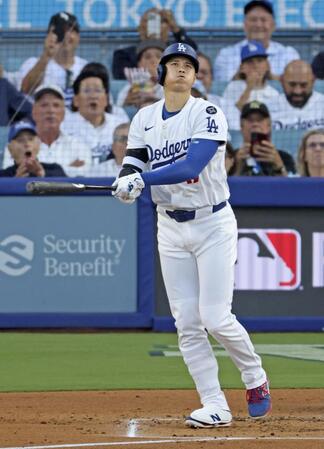 　１回、先頭打者本塁打を放つ大谷（提供・共同通信社）