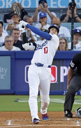 　１回、先頭打者本塁打を放つ大谷（提供・共同通信社）