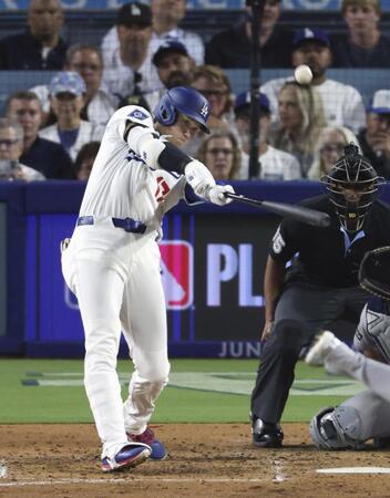 　６回、この試合２本目の本塁打を放つ大谷（共同）