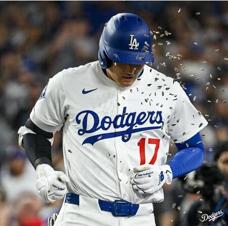 　６回、この日２本目となる２２号を放ち、〝ひまわりの種シャワー〟で祝福される大谷（ロサンゼルス・ドジャース提供）