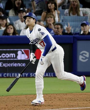 　６回、この試合２本目の本塁打を放った大谷（共同）