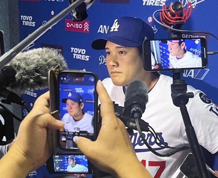 　試合後、取材に応じる大谷（共同）