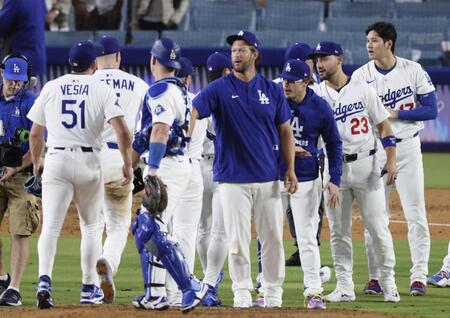 　ヤンキースに勝利し、チームメートを迎える大谷（右端）＝共同