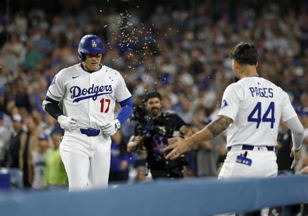 　６回、この試合２本目の本塁打を放ち、パヘスからヒマワリの種を浴びせられる大谷（共同）