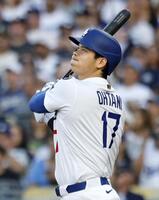 　１回、先頭打者本塁打を放つ大谷（共同）