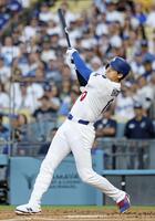 　１回、先頭打者本塁打を放つ大谷（共同）