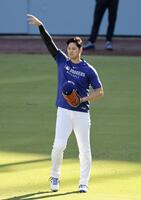 　キャッチボールする大谷（共同）