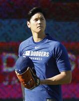 　キャッチボールする大谷（共同）