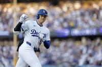 　１回、先頭打者本塁打を放ちポーズをとる大谷（共同）