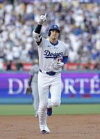 　１回、先頭打者本塁打を放った大谷（共同）