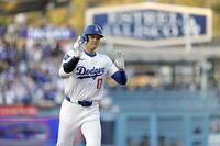 　１回、先頭打者本塁打を放ちポーズをとる大谷（共同）