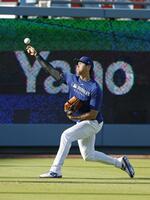 　キャッチボールする大谷（共同）