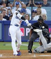 　１回、先頭打者本塁打を放つ大谷（共同）