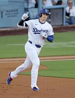 　１回、先頭打者本塁打を放ちポーズをとる大谷（共同）