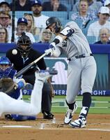 　１回、先制本塁打を放つジャッジ（共同）